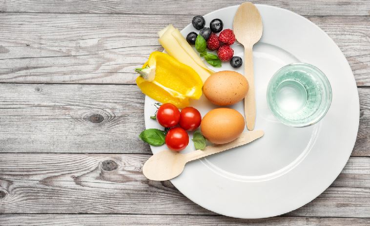 Assiette Avec Fourchette, Couteau, Fruits, Légumes Et Verre D'eau