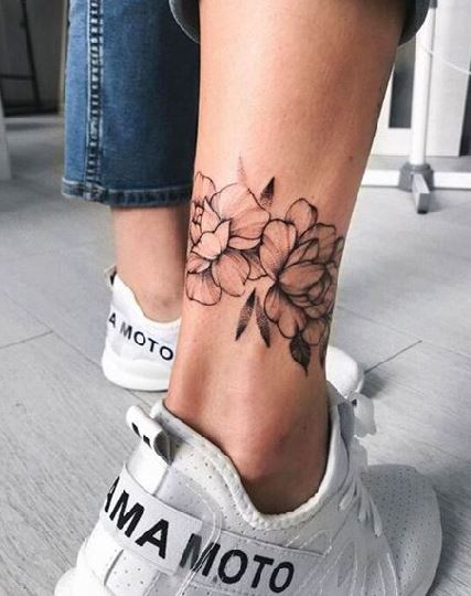 Chevilles Féminines Tatouées Et Baskets