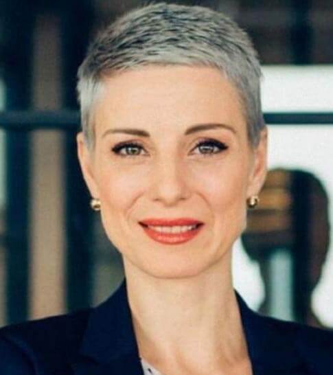 Coupe Courte Cheveux Blanc Pour Femme De Plus De 50 Ans