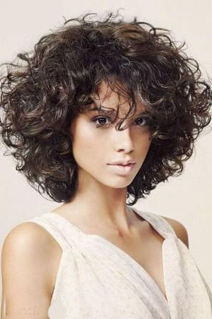 Coupe De Cheveux Courte à Boucle Et Volume