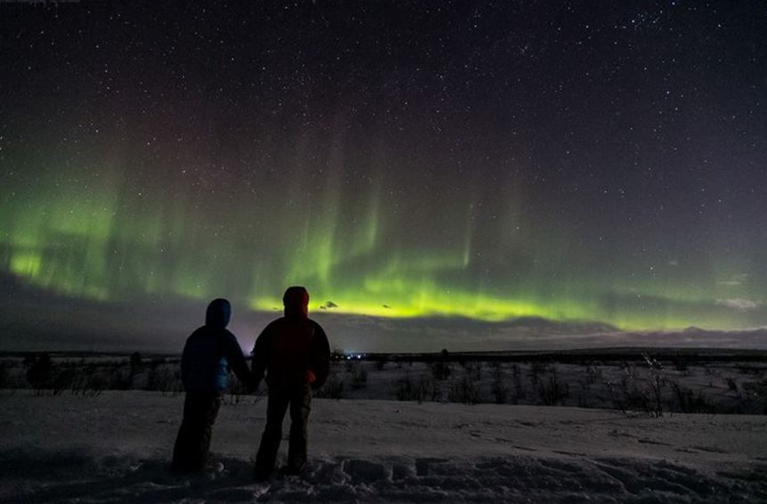 Couple Dans Le Grand Nord Qui Observe Une Aurore Boréale