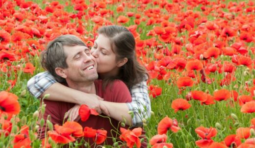 Couple Homme Femme Dans Un Champ De Coquelicots