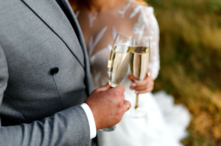 Couple Homme Femme Qui Trinquent Au Champagne