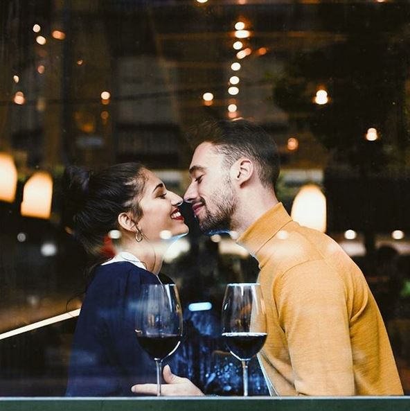 Couple Qui Boivent Un Verre De Vin