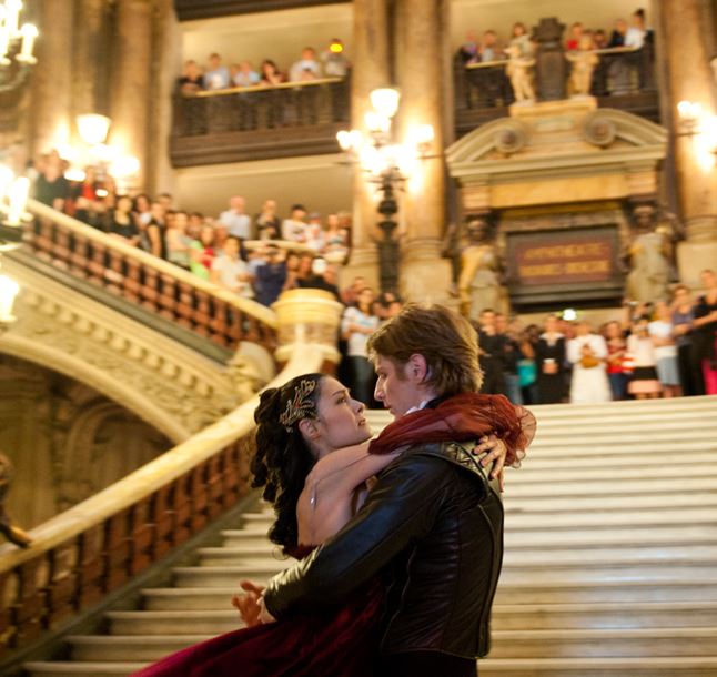 Couple Qui S'enlace Sur Un Escalier à L'opéra