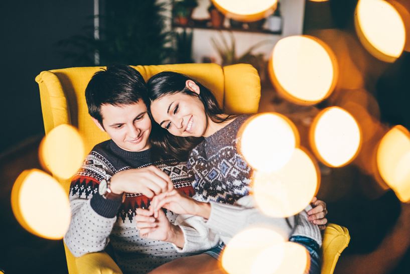 Couple Sur Un Fauteuil Qui Rêvent Ensemble