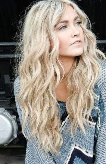 Femme Blonde Long Cheveux Boucles