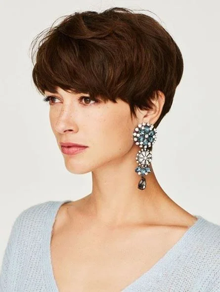 Femme Brune Coupe Boule Avec Ses Boucles D'oreilles
