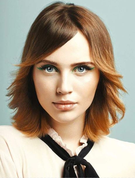 Femme Rousse Coupe Hair Contouring Yeux Bleues