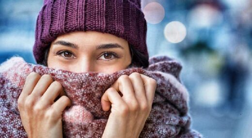 Froid Femme Qui Se Protege Avec Bonnet Et Echarpe