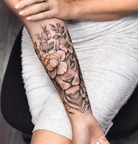 Grand Tatouage Femme Avant Bras Plantes Et Lion