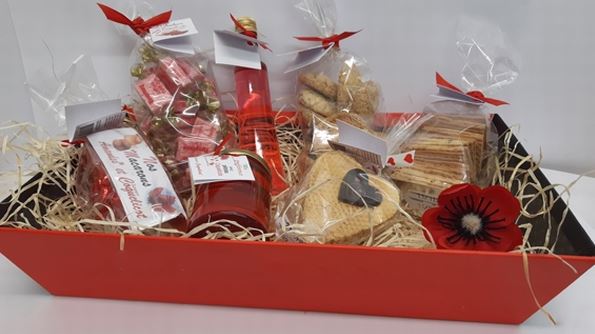 Panier Gourmand Rempli De Produits à Base De Coquelicots Et De Biscuits