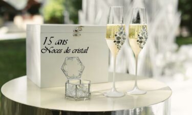 Petite Table Ronde Avec Coupes De Champagne Et Coffret
