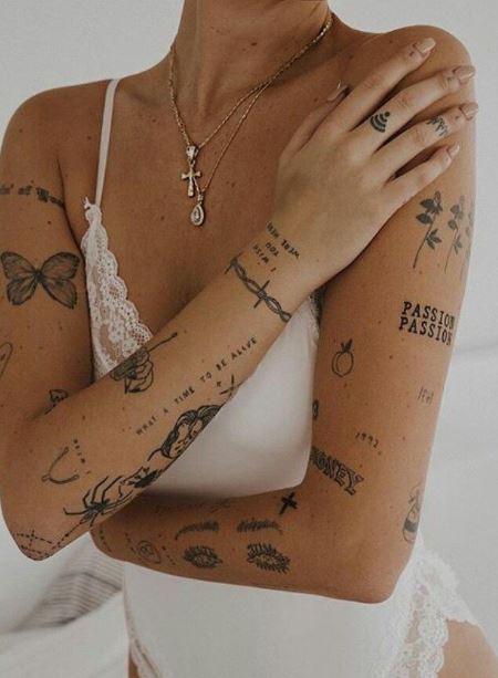 Plein De Petits Tatouages Sur Les Bras Femme