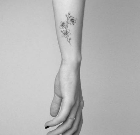 Tatouage Femme Petites Fleurs Avant Bras