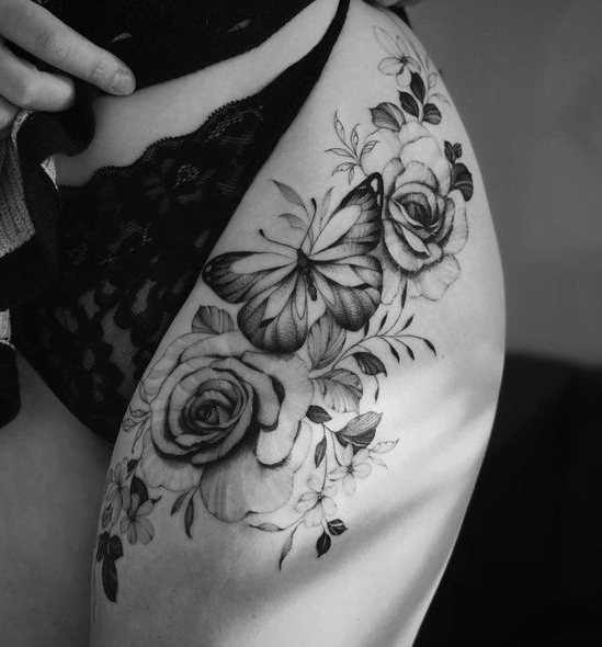 Tatouage d’un papillon en fleurs