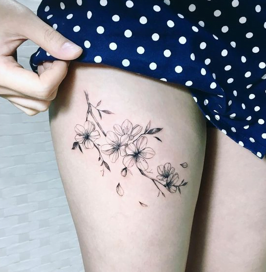 21 Tatouage de cuisse de fleur de cerisier