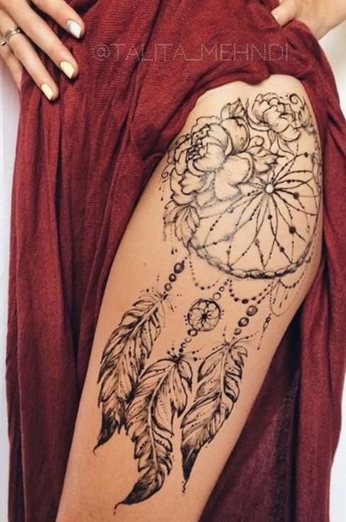 Tatouage de cuisse d’attrape rêves et fleur