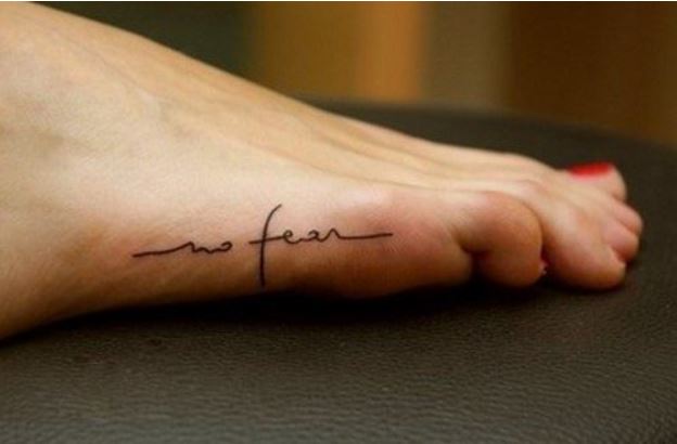 tatouage Discret Femme Devise Sur Le Pied 