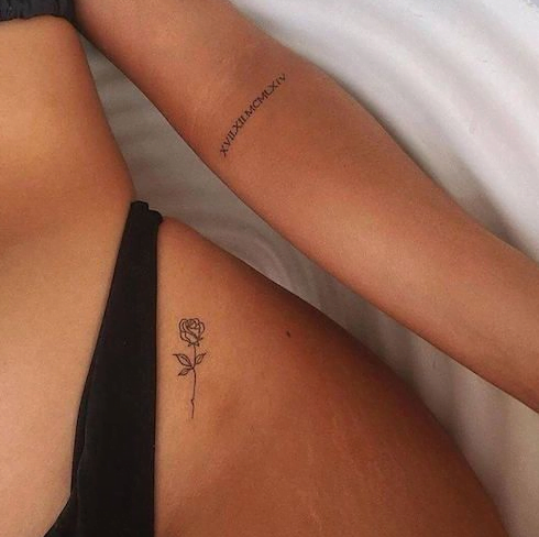 Petit tatouage de cuisse femme