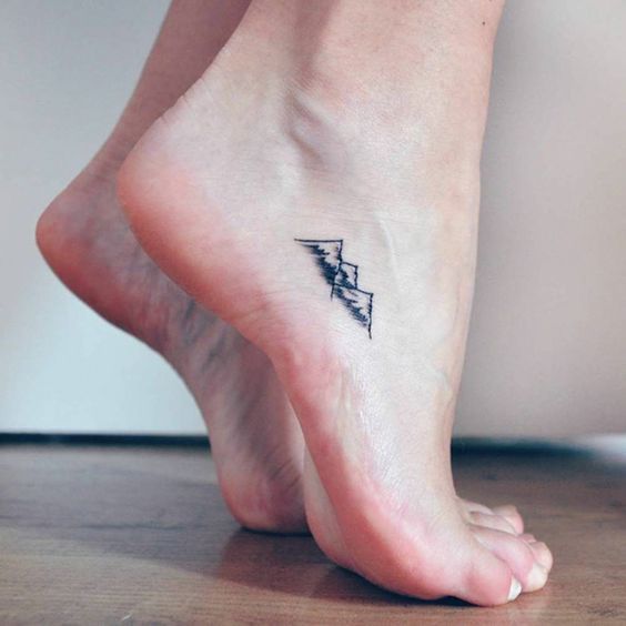 tatouage Montagnes Sur Le Pied 