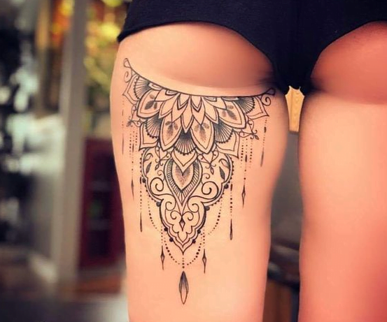 Tatouage arrière de la cuisse