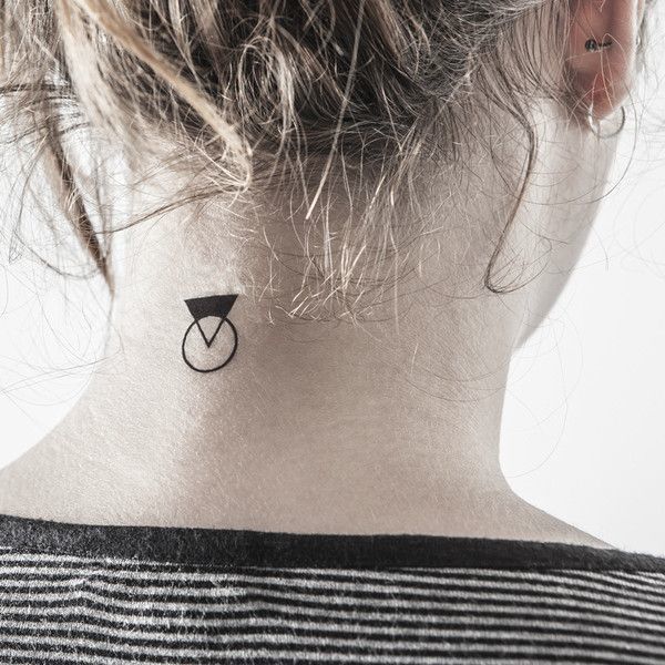 tatouage Discret Femme Géometrique Sur La Nuque