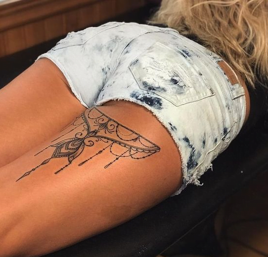 Tatouage d'arc sur la cuisse