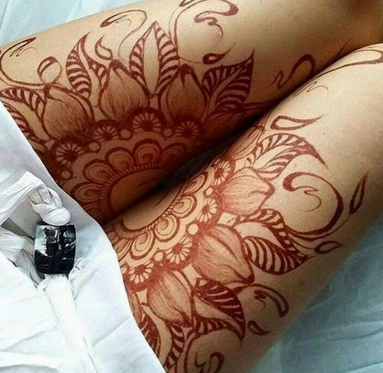 Tatouage au henné sur la cuisse