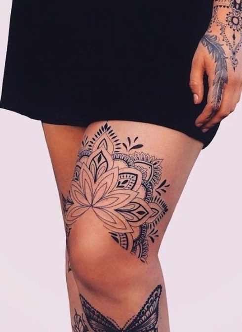 Tatouage de cuisse de mandala