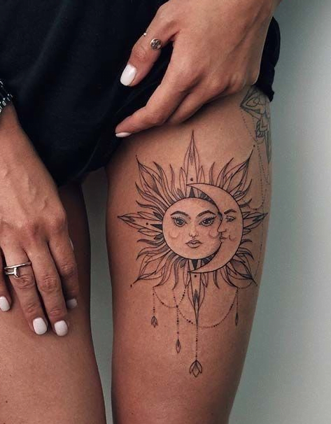 Tatouage de cuisse soleil et lune