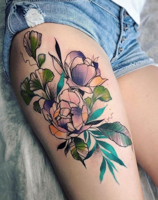 Tatouages ​​​​colorés sur la cuisse