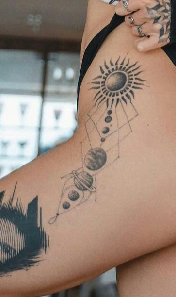 Les tatouages motifs célestes sur la cuisse