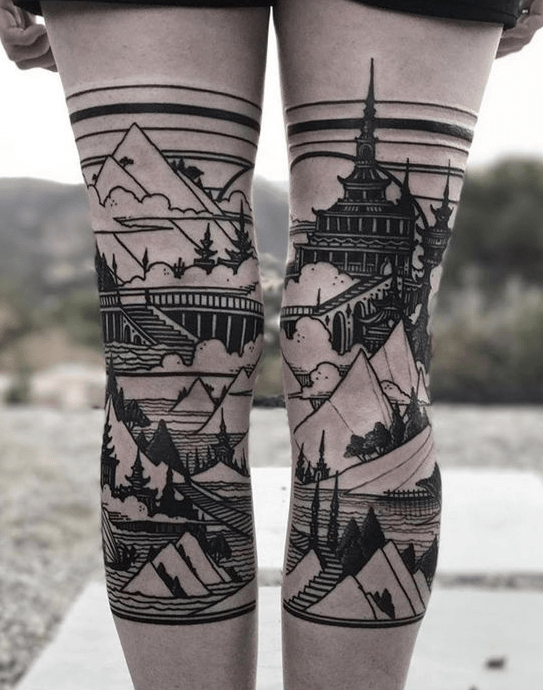 Un tatouage asymétrique aux cuisses