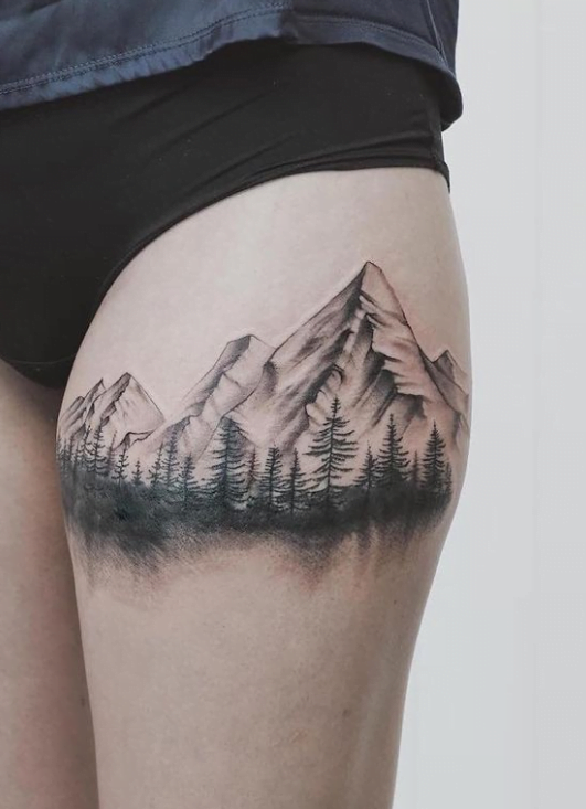 Un tatouage paysage sur la cuisse