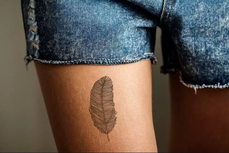 tatouage Plume Sur La Cuisse