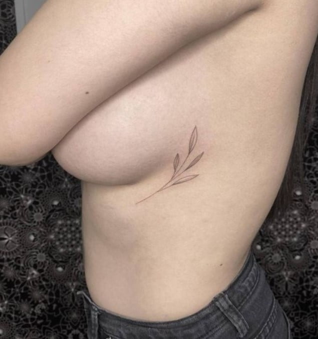 Tatouage Feuille Sous Le Seins