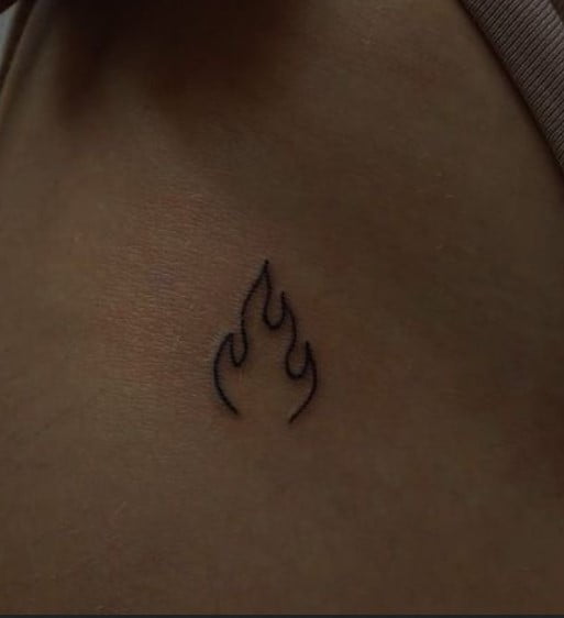 Tatouage Flamme Sur Les Côtes