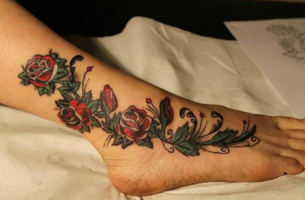 Tatouage pied femme rose rouge