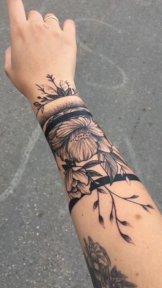 Tatouage avec des motifs en fleurs