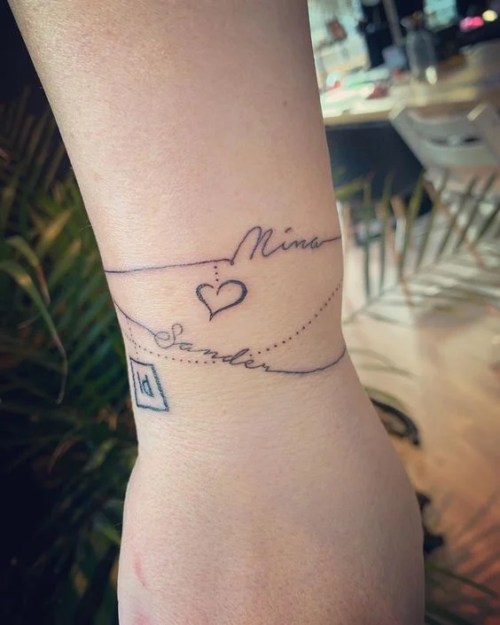 Tatouage Bracelet Avec Prénoms Et Deux Motifs