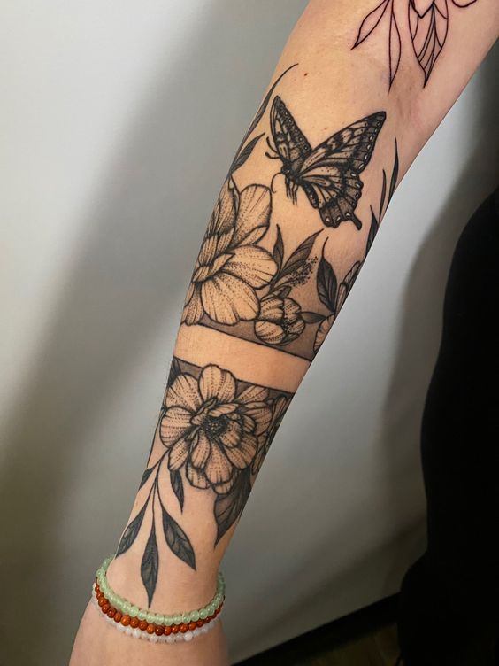 Tatouage avec motifs pivoines et papillon