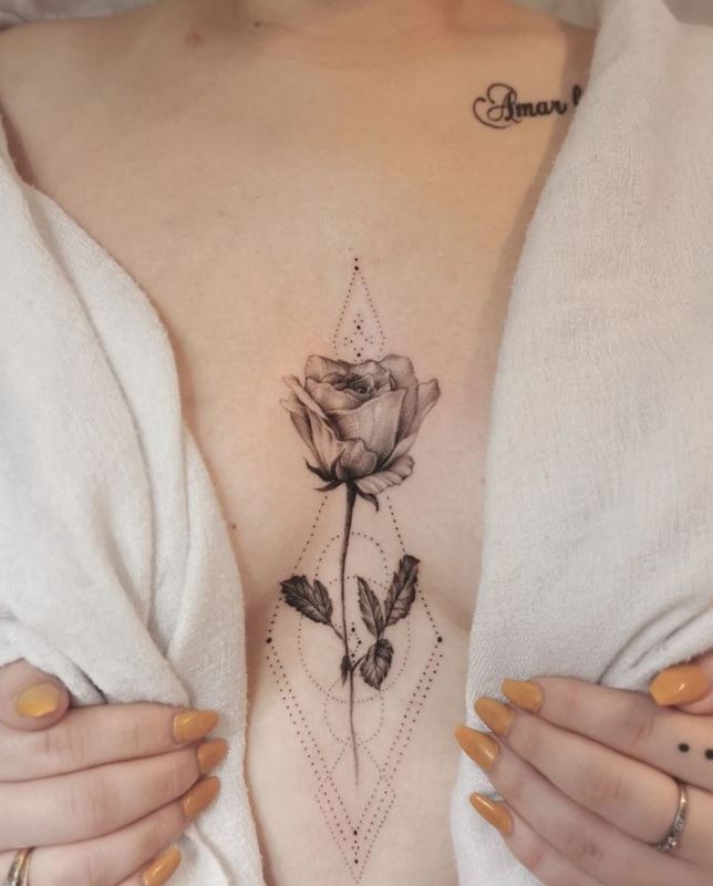 Tatouage Femme Rose Et Multi Figure Géométrique Au Sternum