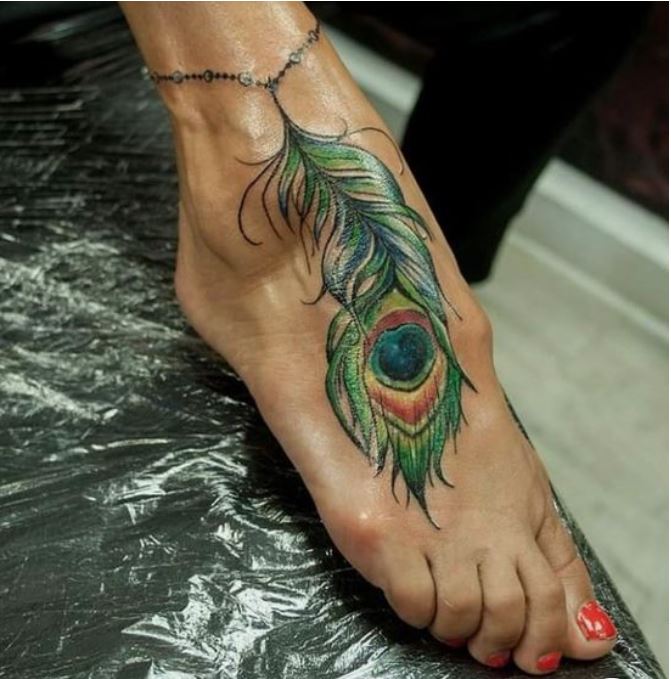 Tatouage plume en couleur