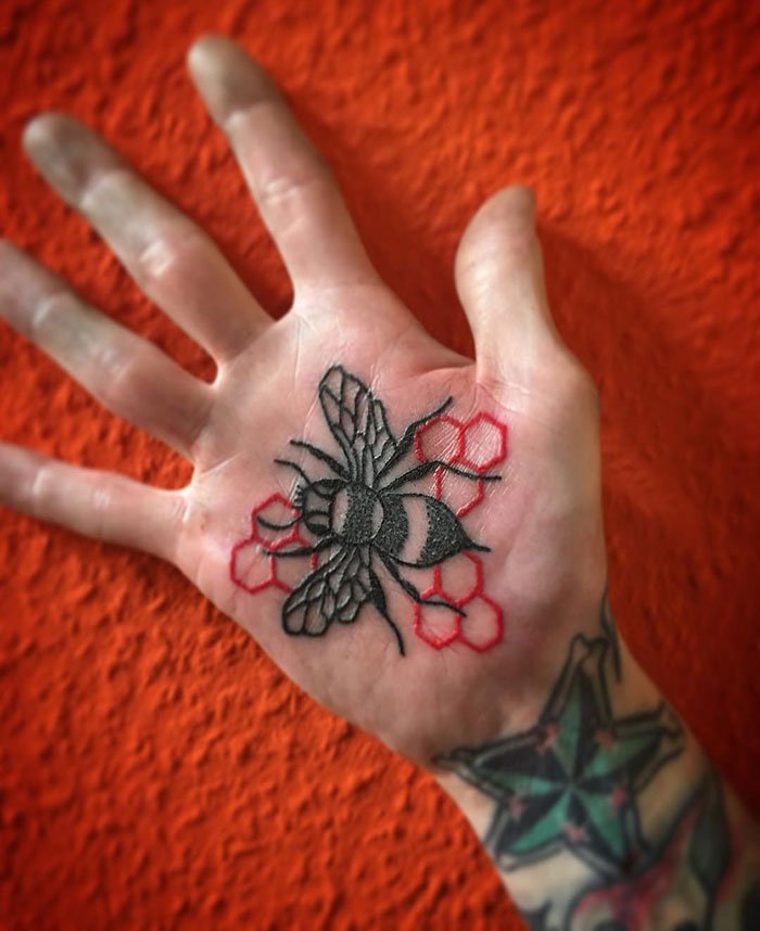 Tatouage Abeille Et Alvéoles 