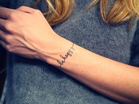 Tatouage Bracelet Avec Mot Be Happy