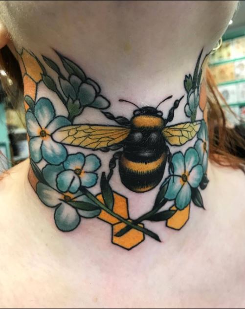 Tatouage Sur Le Cou Pour Femme En Forme D'abeille