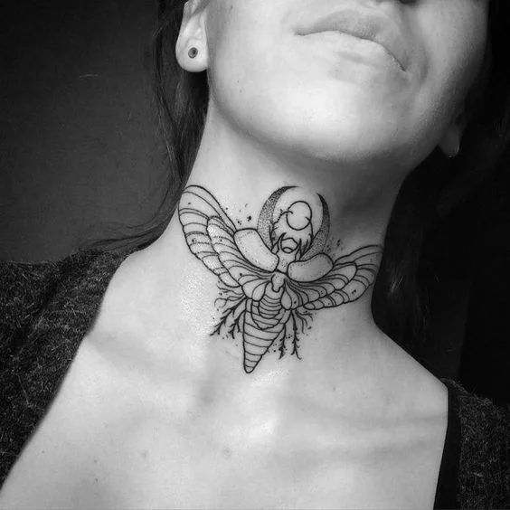 Tatouage dans le cou pour femme en forme de scarabée