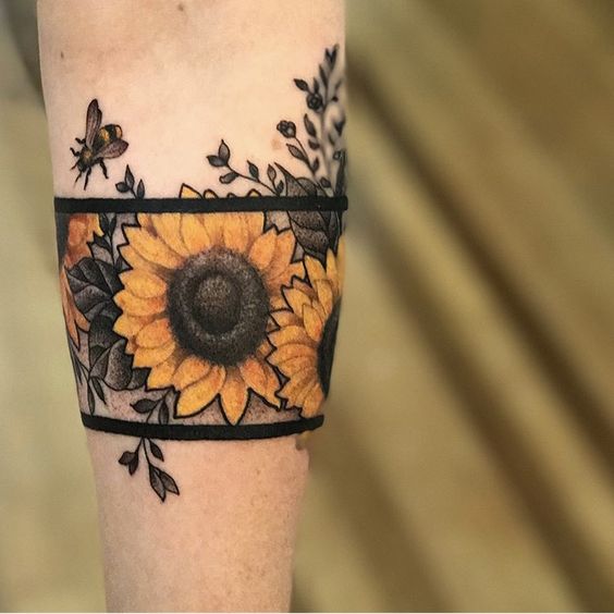 Tatouage cadré avec tournesols & abeille