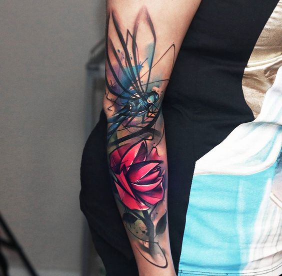 Tatouage fleur rouge & libellule